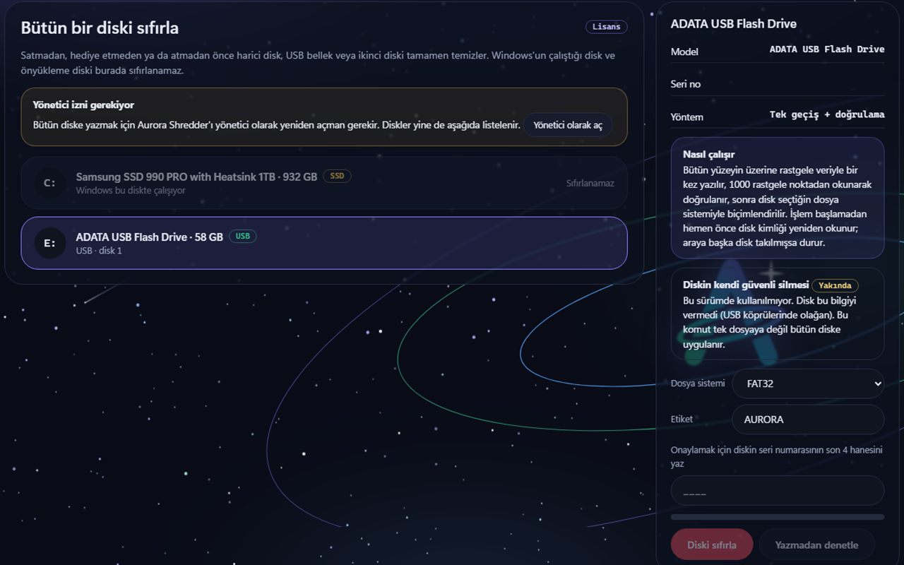 Aurora Shredder Diski sıfırla ekranı: Windows'un çalıştığı disk sıfırlanamaz diye işaretli, USB bellek seçili; Yönetici izni gerekiyor, Diskin kendi güvenli silmesi Yakında rozetli.